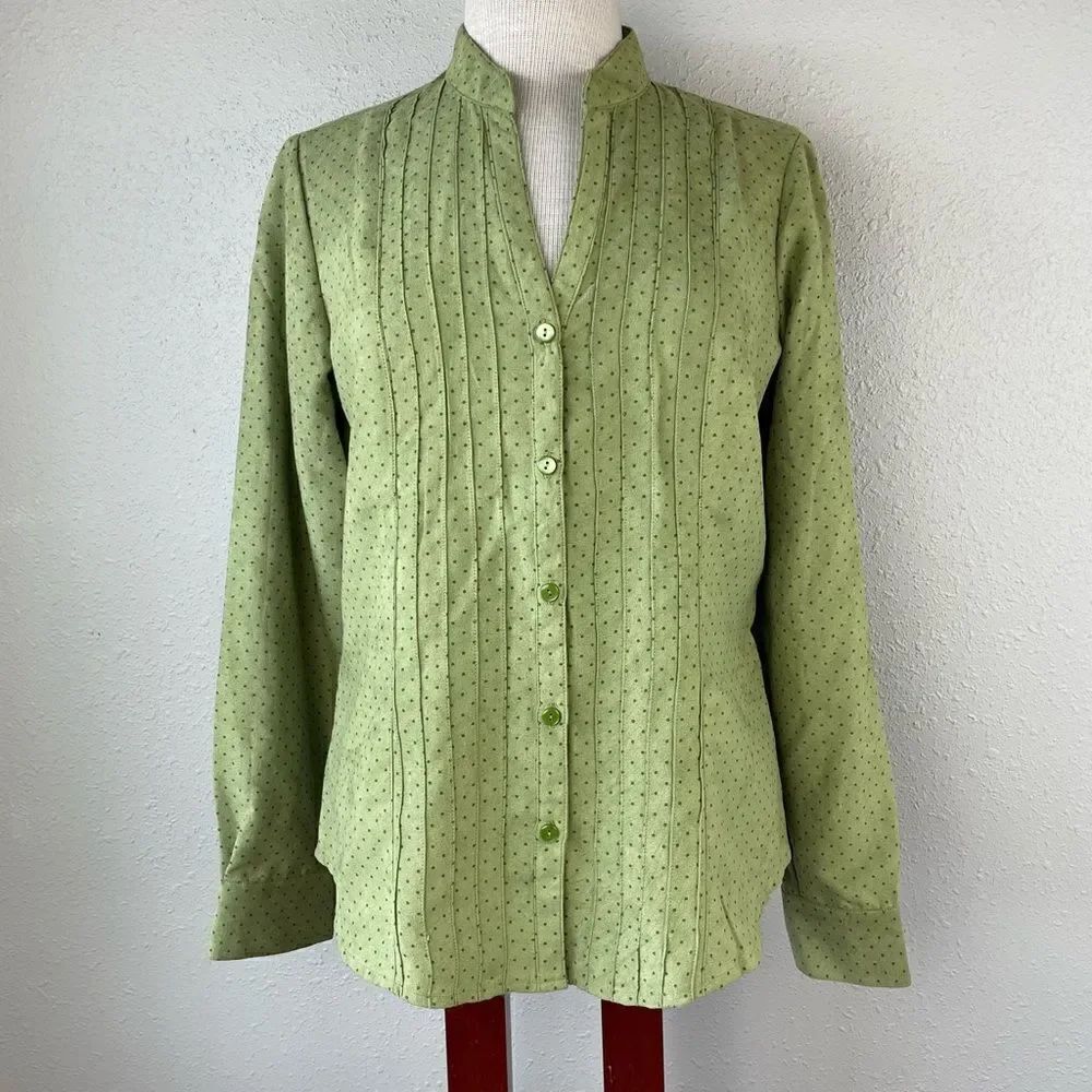 NWT ShaverĀ Lake Suede Green Polka Dot Button DownāTopāSizeāM